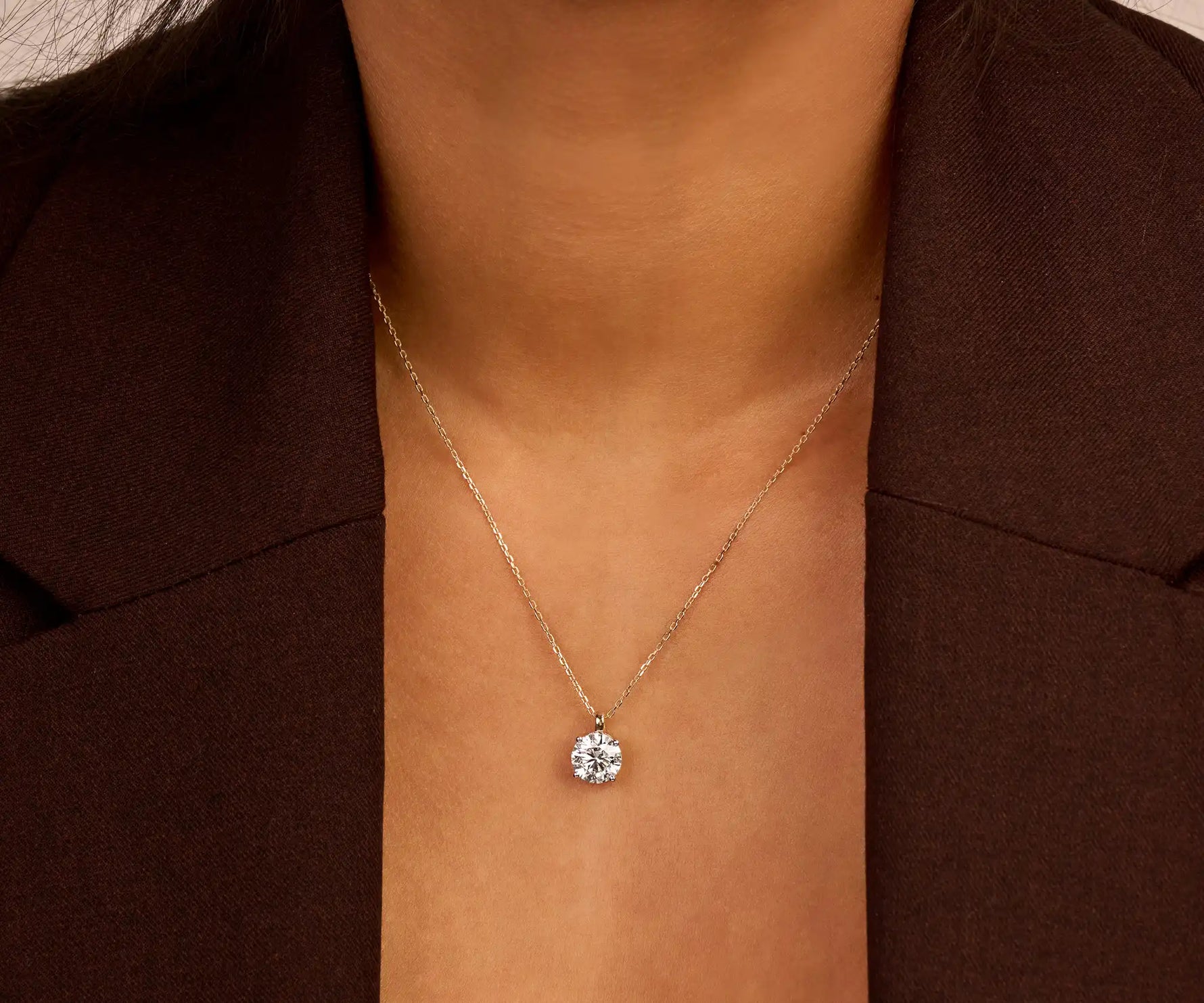 Louen Diamonds solitair ketting 14 karaat geelgoud met een 2.5ct diamant hanger op model met donkere kleding