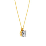 Geelgouden solitaire collier 2.2 ct lab-grown diamant, schuin op diamant op witte achtergrond