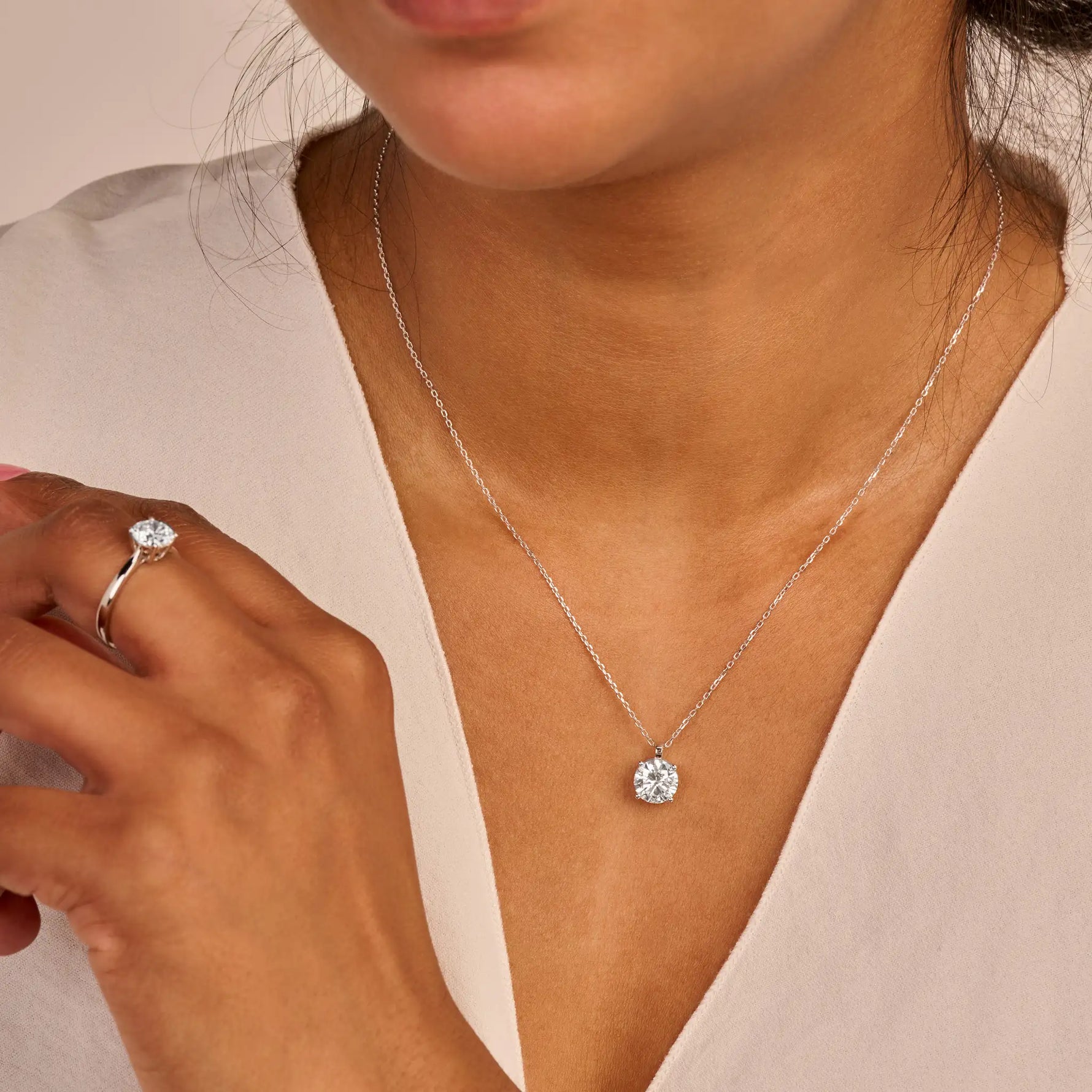 Louen Diamonds solitaire ring 14k witgoud met een 1.0ct diamant lab grown op model met solitaire collier