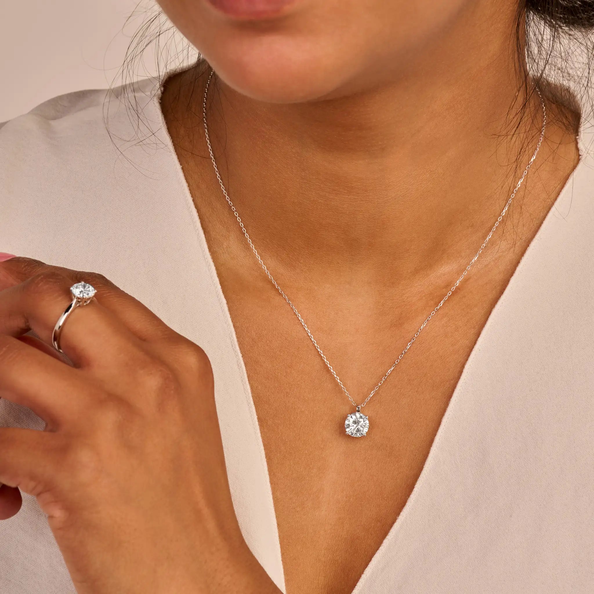 Louen Diamonds solitaire ring 14k witgoud met een 1.0ct diamant lab grown op model met solitaire collier