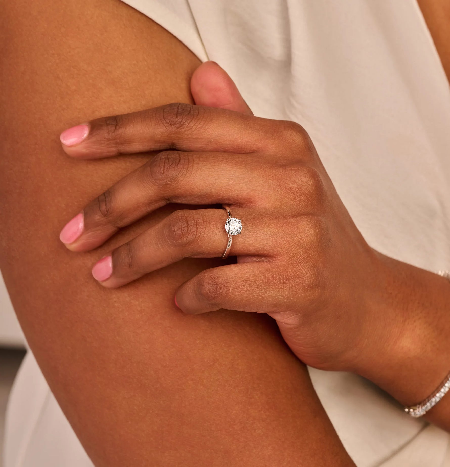 Louen Diamonds solitaire ring 14k witgoud met een 1.0ct diamant lab grown op model 