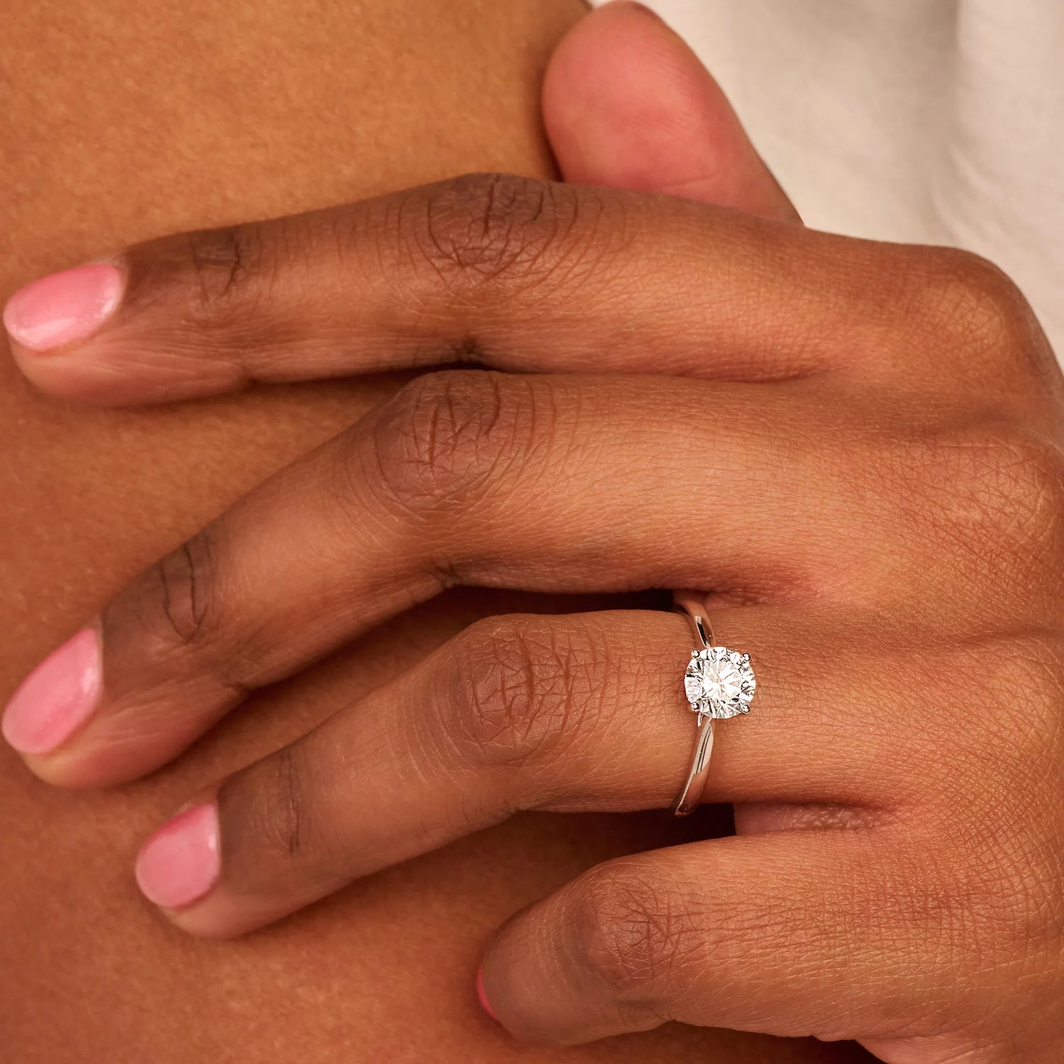 Louen Diamonds solitaire ring 14k witgoud met een 1.0ct diamant lab grown op model  super ingezoomd
