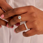 Louen Diamonds solitaire ring en eeuwigheidsring samen op de hand van een model met 2.0 en 3.0 ct diamanten