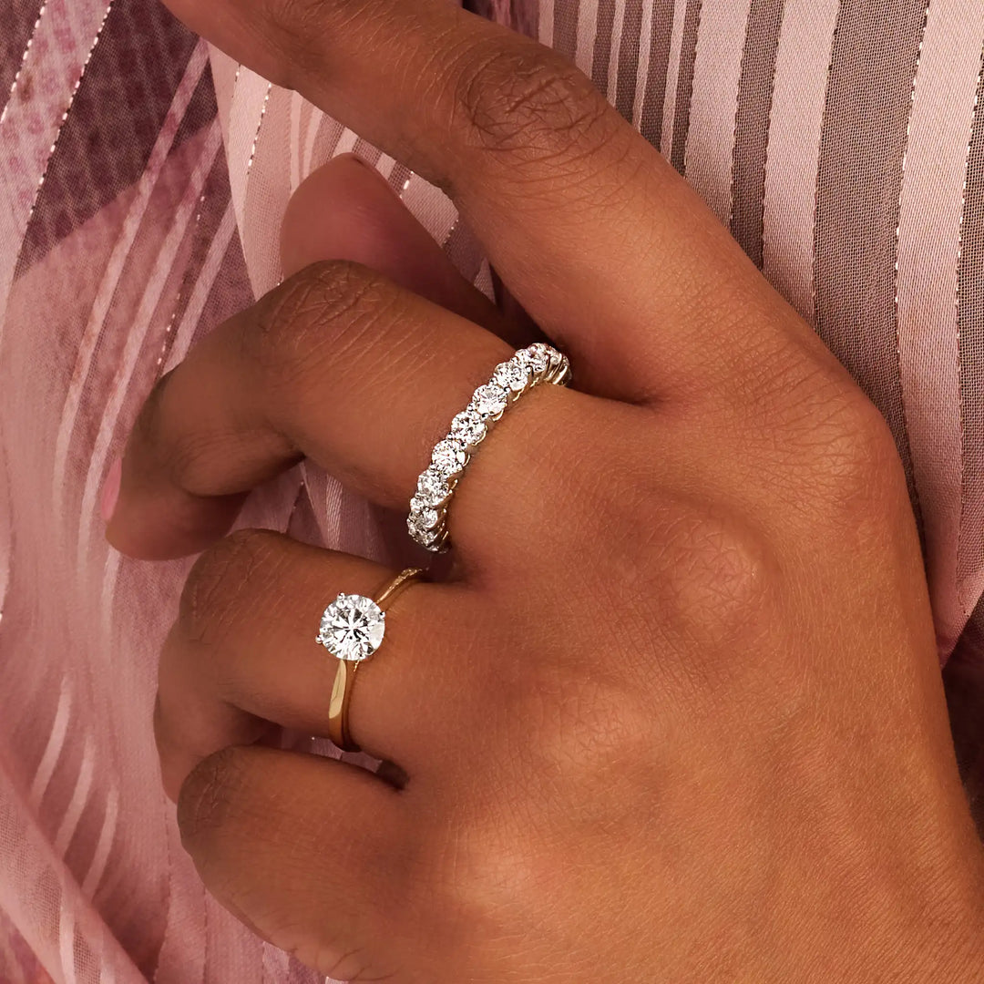 Louen Diamonds solitaire ring van 14k goud met een 1.0ct diamant op model gefotografeerd super zoom