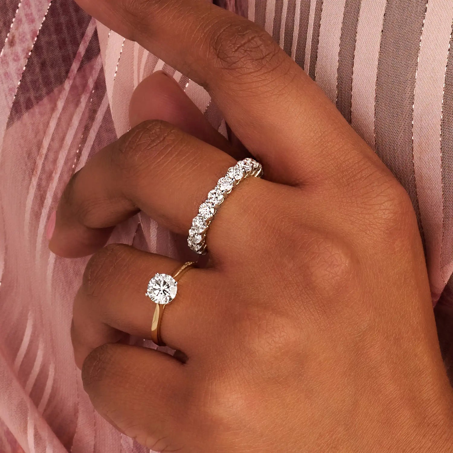 Louen Diamonds solitaire ring van 14k goud met een 1.0ct diamant op model gefotografeerd super zoom