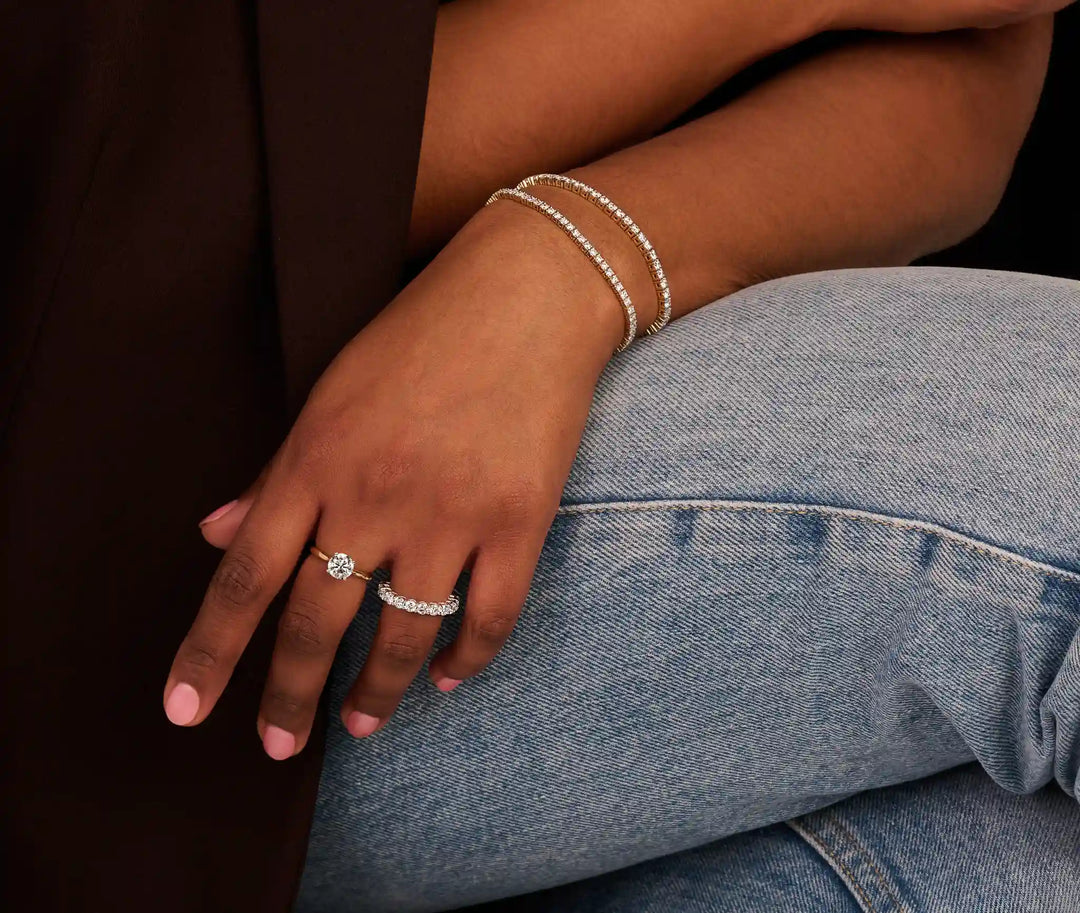 Louen Diamonds solitaire ring van 14k goud met een 1.0ct diamant op model gefotografeerd