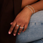 Louen Diamonds solitaire ring van 14k goud met een 1.0ct diamant op model gefotografeerd