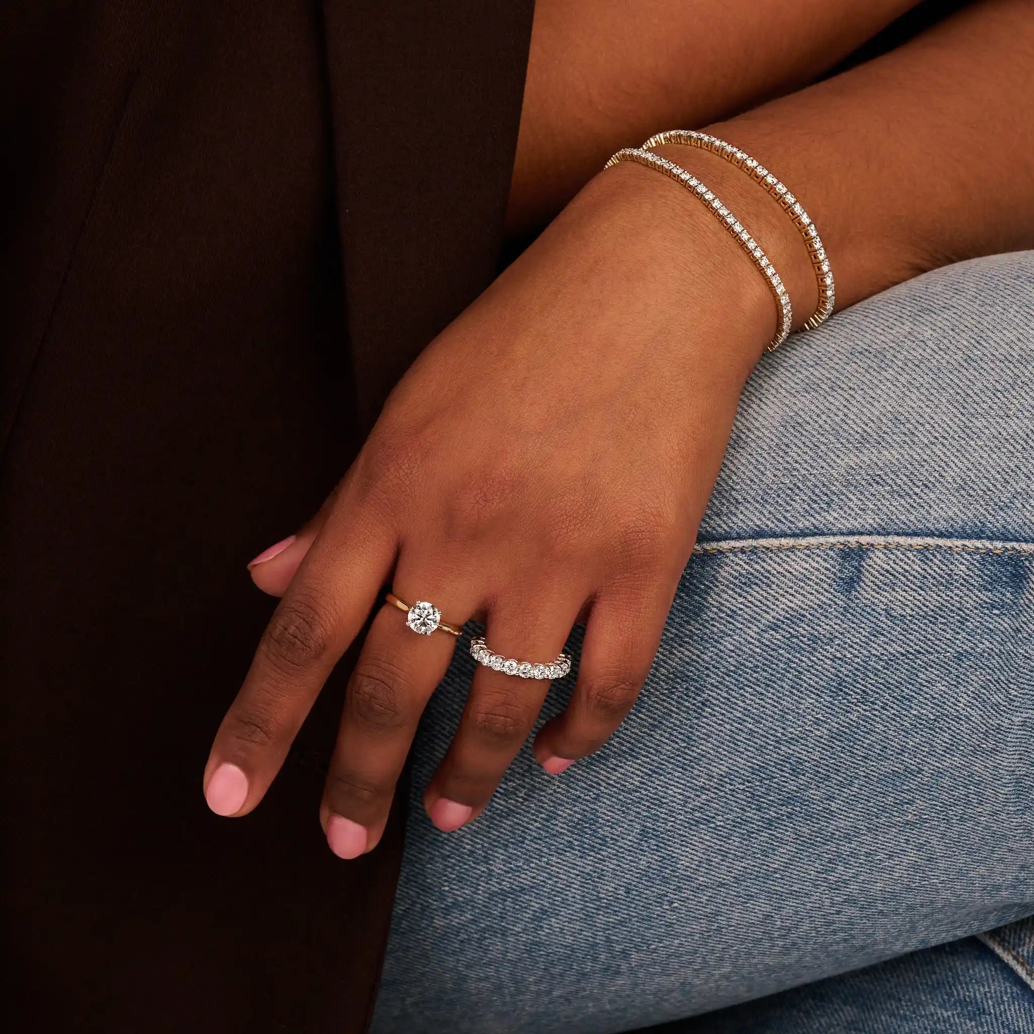 Louen Diamonds solitaire ring van 14k goud met een 1.0ct diamant op model gefotografeerd