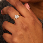 Louen Diamonds solitaire ring van 14k geelgoud met een 2.0ct diamant op model in volle trui close up