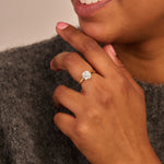 Louen Diamonds solitaire ring van 14k geelgoud met een 2.0ct diamant op model in volle trui close up