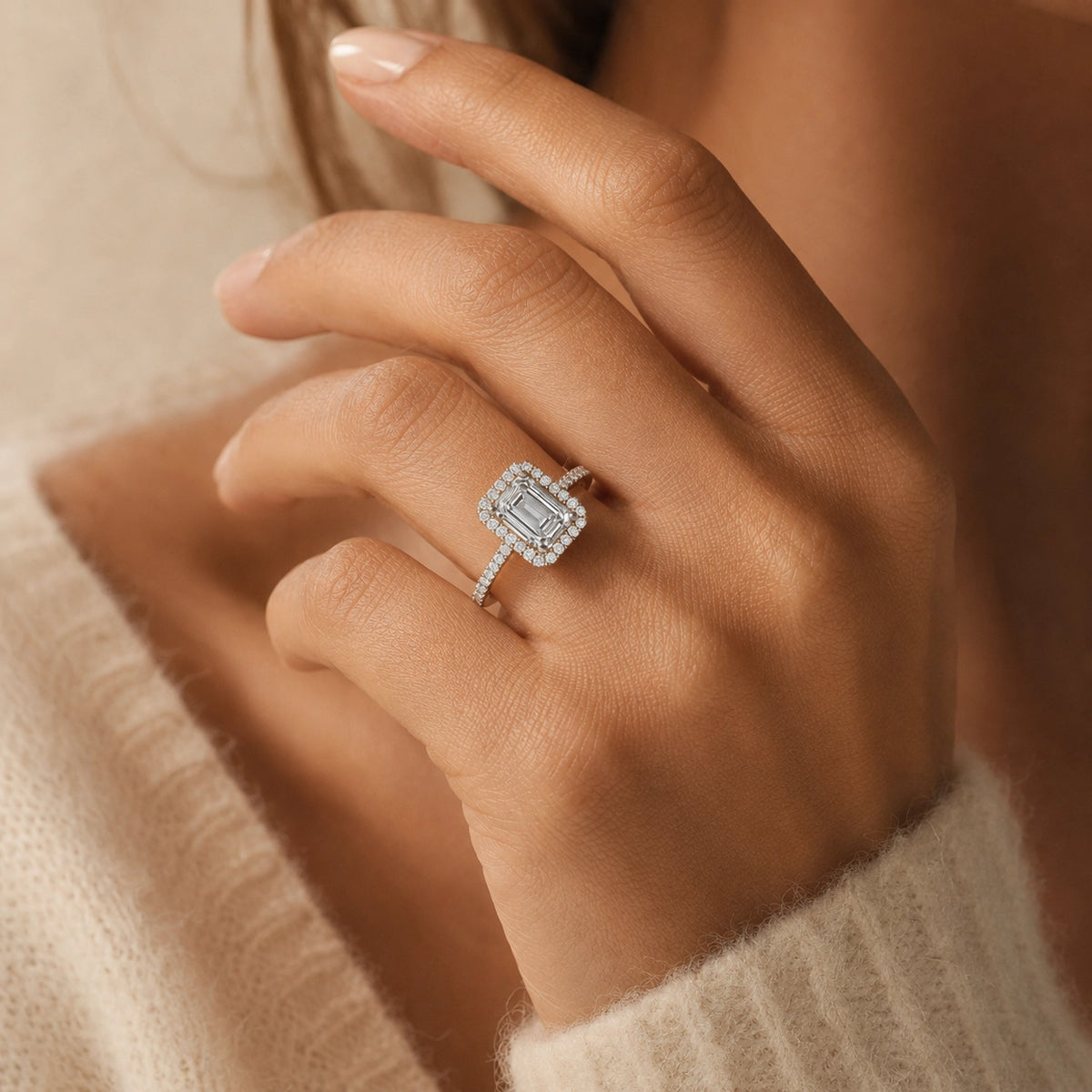 Smaragd geslepen halo verlovingsring · 2.0 ct.