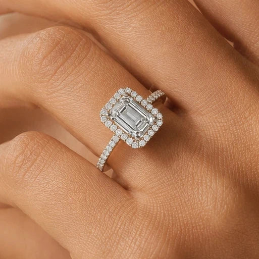 Smaragd geslepen halo verlovingsring · 2.0 ct.