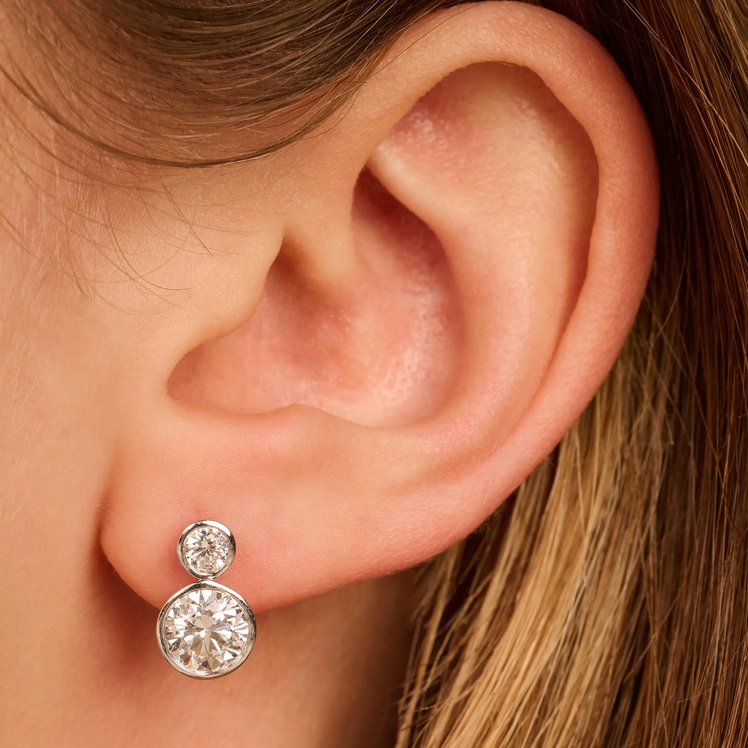 Bezel duo oorbellen · 2.3 ct.