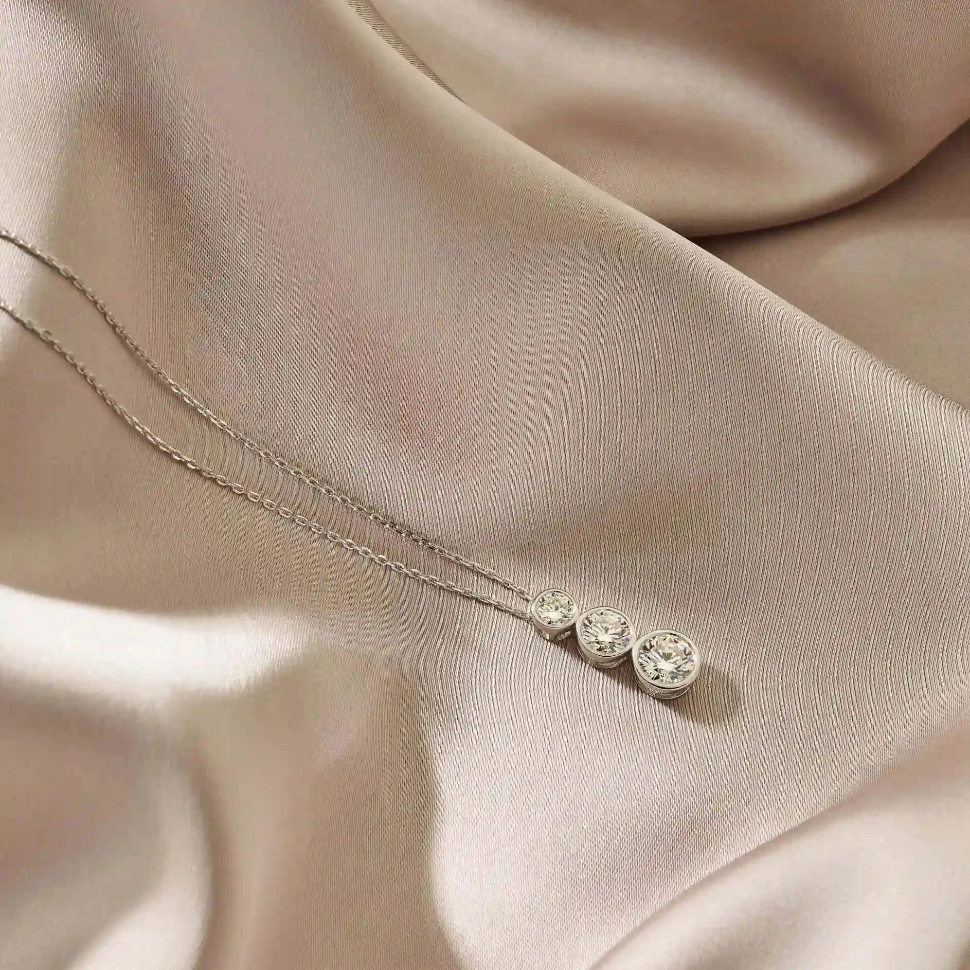 Bezel trio collier · 2.0 ct.