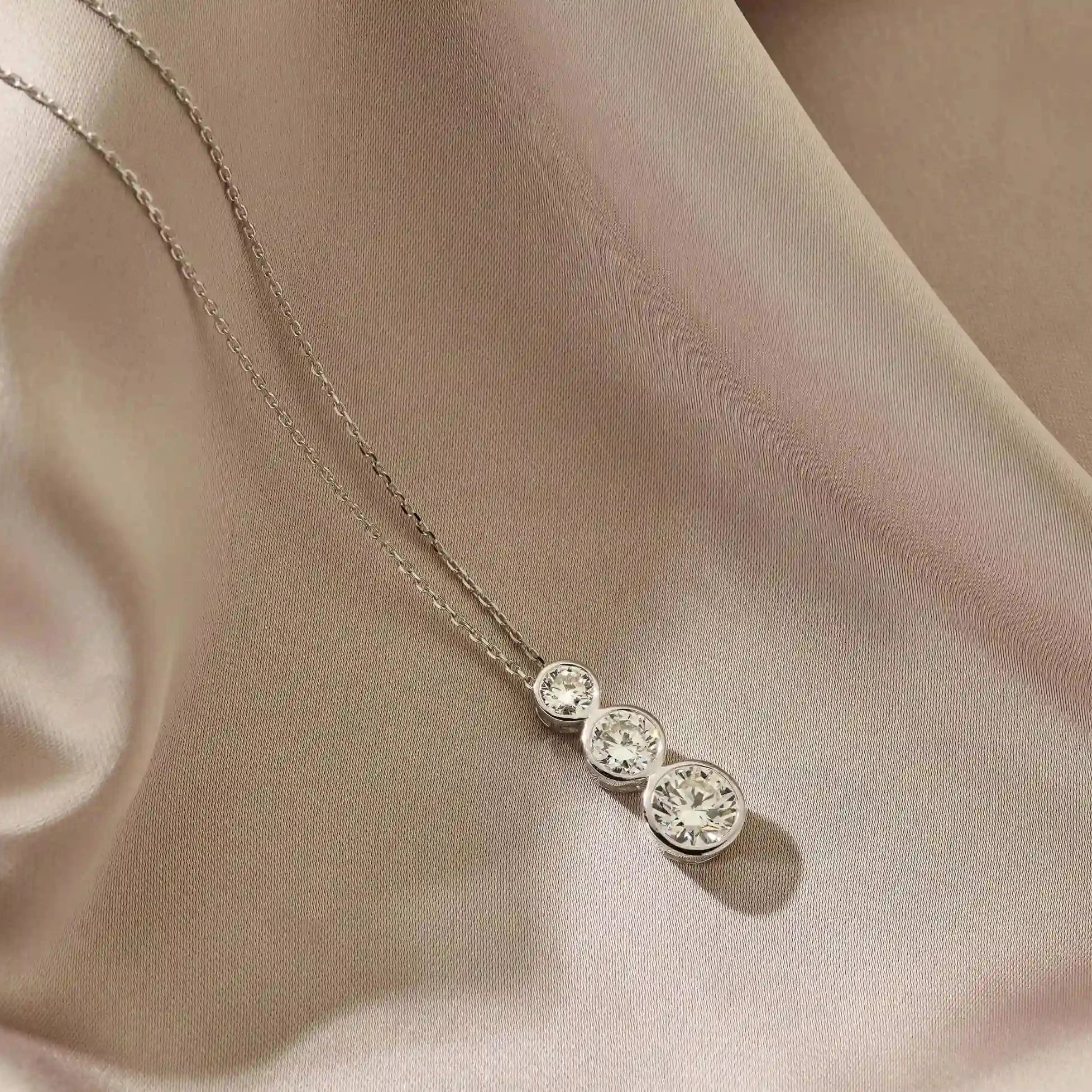 Bezel trio collier · 2.5 ct.