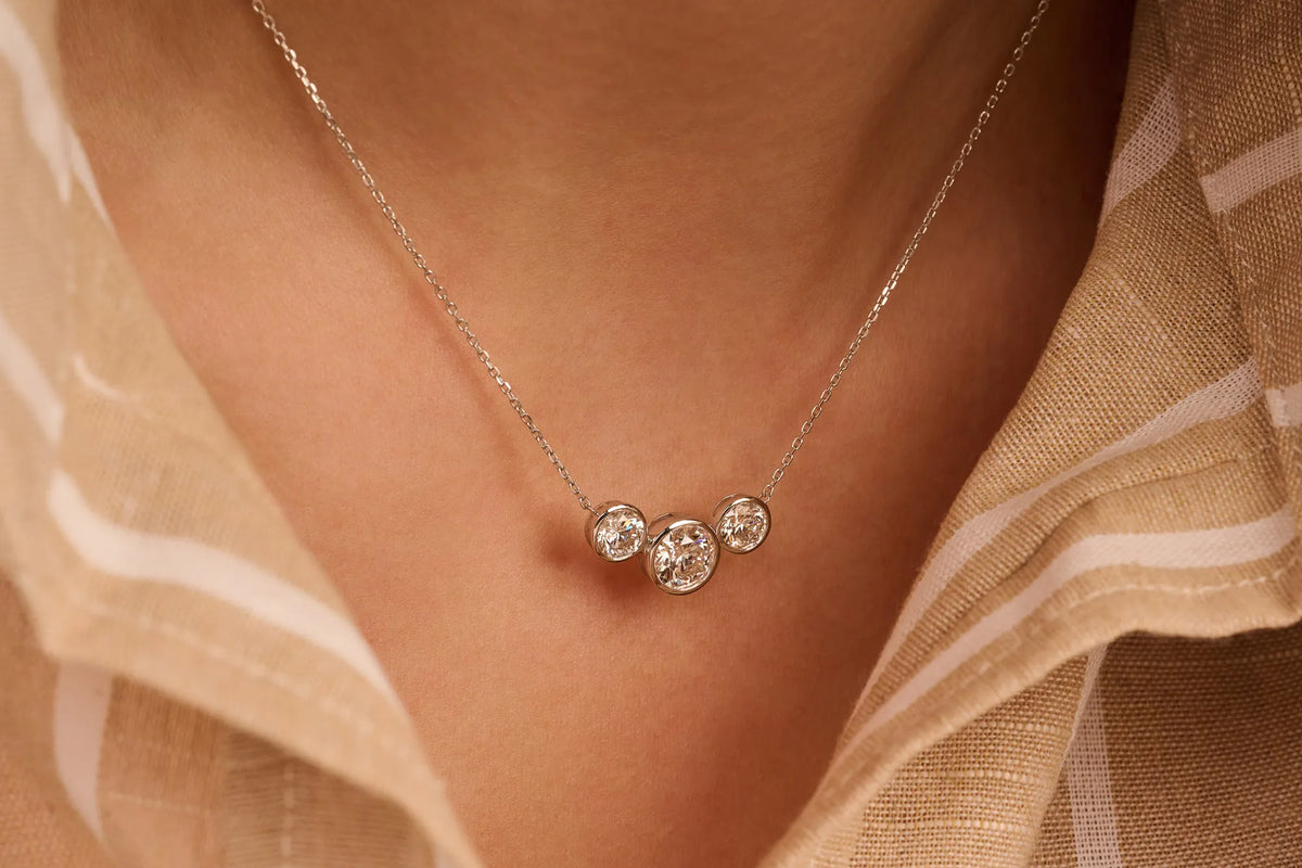 Louèn Diamonds 14k witgouden collier met 3 lab grown diamanten 2.5ct totaal op model superzoom