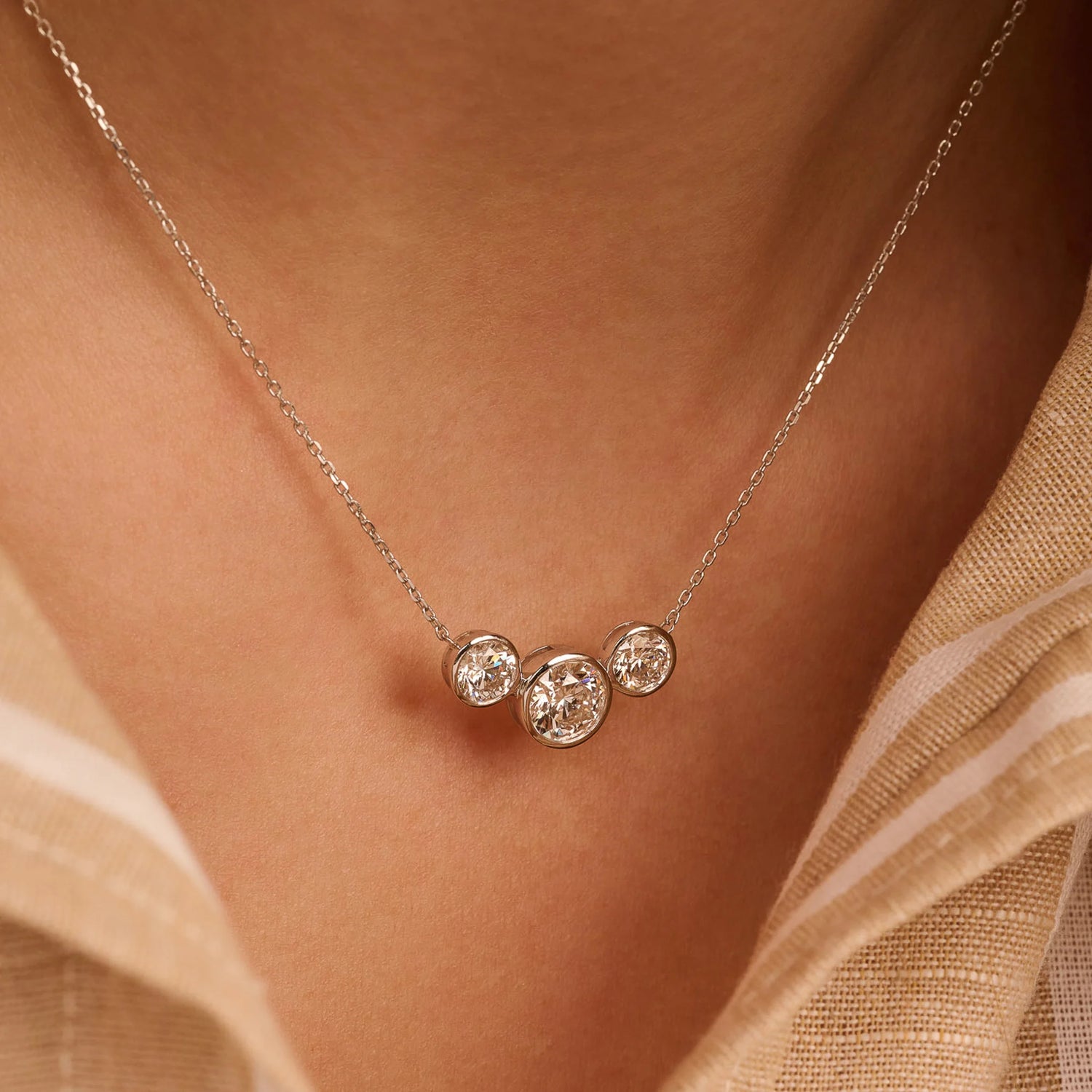 Bezel trio collier horizontaal · 2.5 ct.