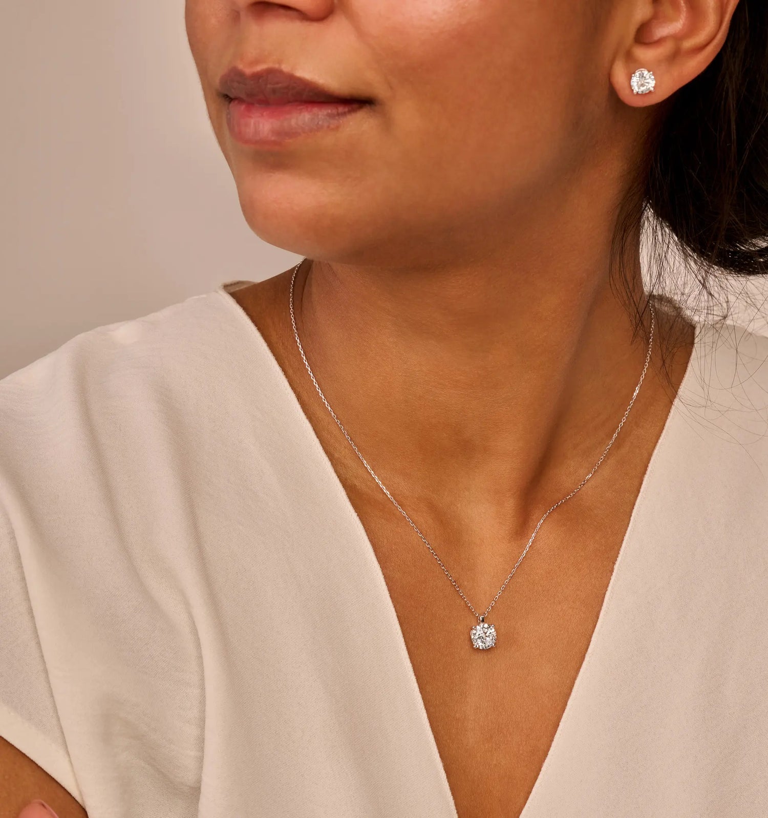 Louen diamonds modelbeeld met 2.5ct diamant solitair geel gouden oorstekers en solitaire collier van 2.5 ct diamant