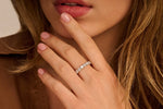 Model draagt een 14k gouden eternity ring van Louen DIamonds met een 2.0ct diamanten in witgoud ingezoomd op hand