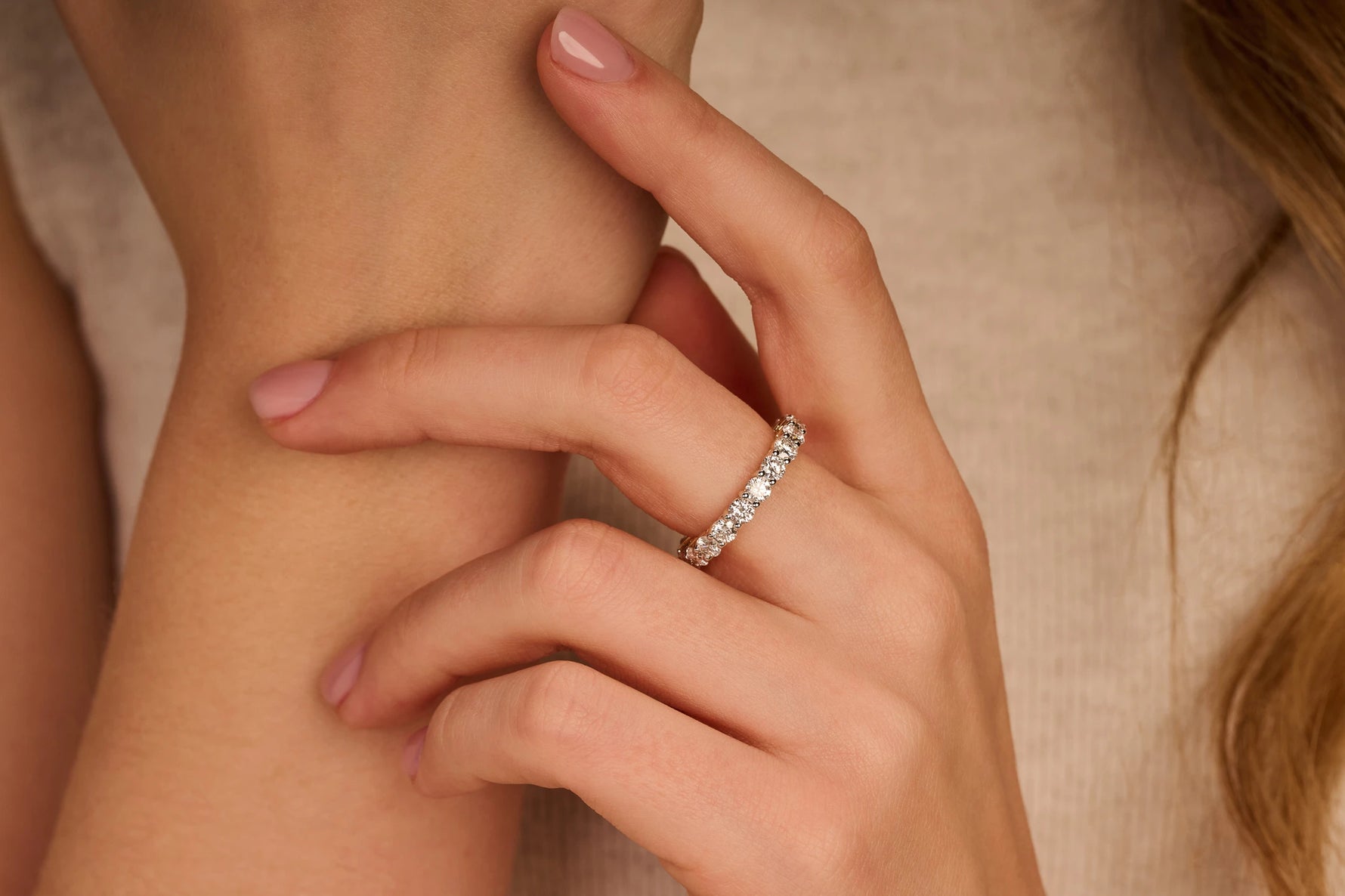 Model draagt een 14k gouden eternity ring van Louen DIamonds met een 2.0ct diamanten in witgoud ingezoomd op lichte kleding