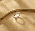 Louen Diamonds eternity ring 14k witgoud met 2.8ct diamant in totaal als sfeerbeeld op zachte achtergrond