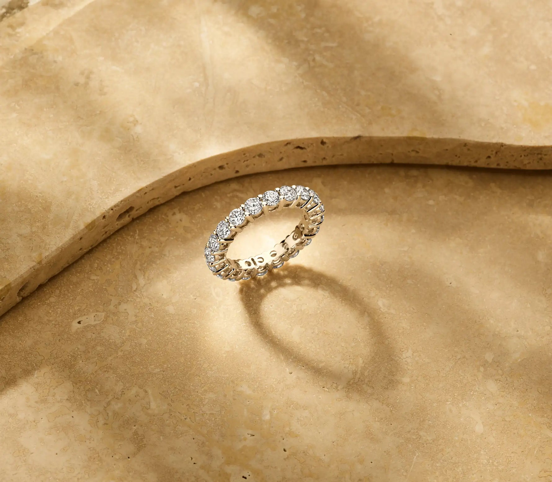 Louen Diamonds eternity ring 14k witgoud met 2.8ct diamant in totaal als sfeerbeeld op zachte achtergrond