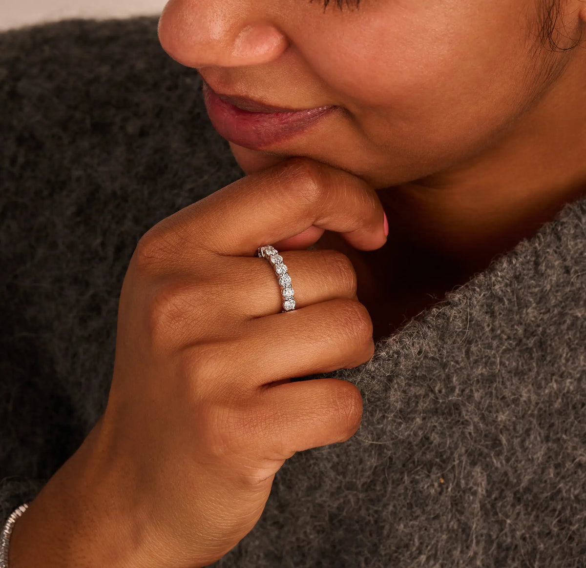 Louen diamonds eternity ring van 14k witgoud met 3ct lab grown diamant op model samen met een tennisarmband van 3.2ct diamant op wollen trui