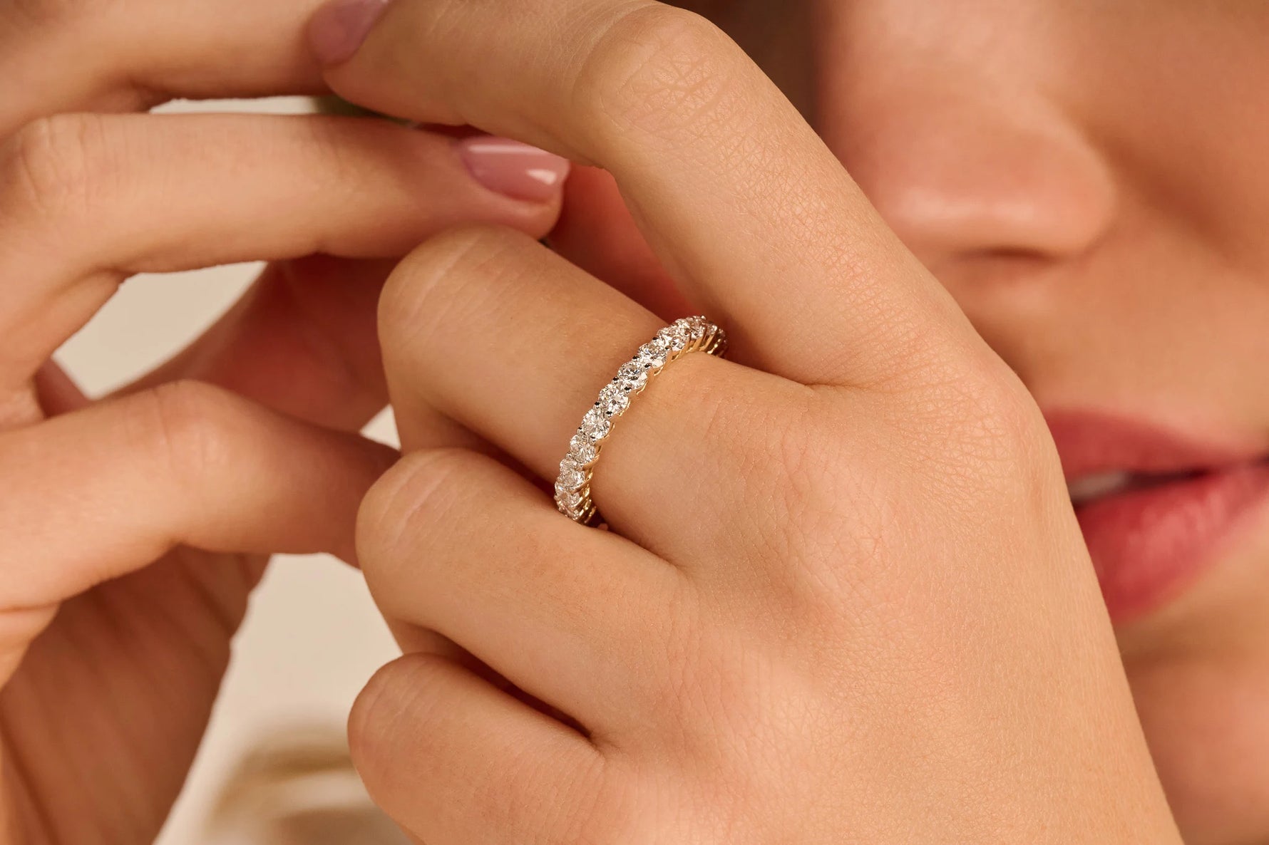 Model draagt een 14k gouden eternity ring van Louen DIamonds met een 2.0ct diamanten in geelgoud ingezoomd hand