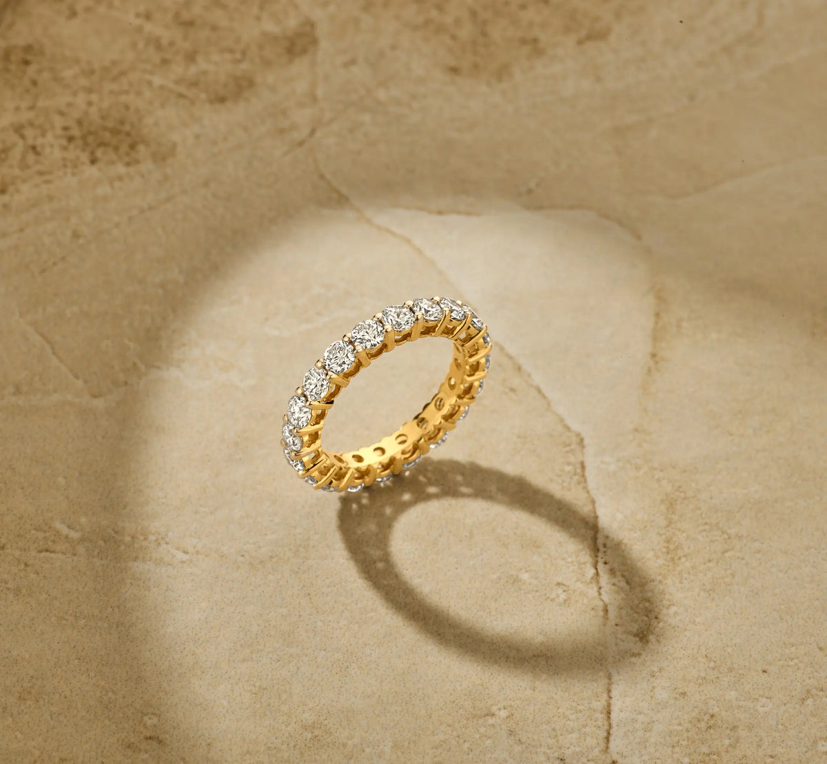 Louen Diamonds eternity ring 14k geelgoud met 2.8ct diamant in totaal als sfeerbeeld op zachte achtergrond