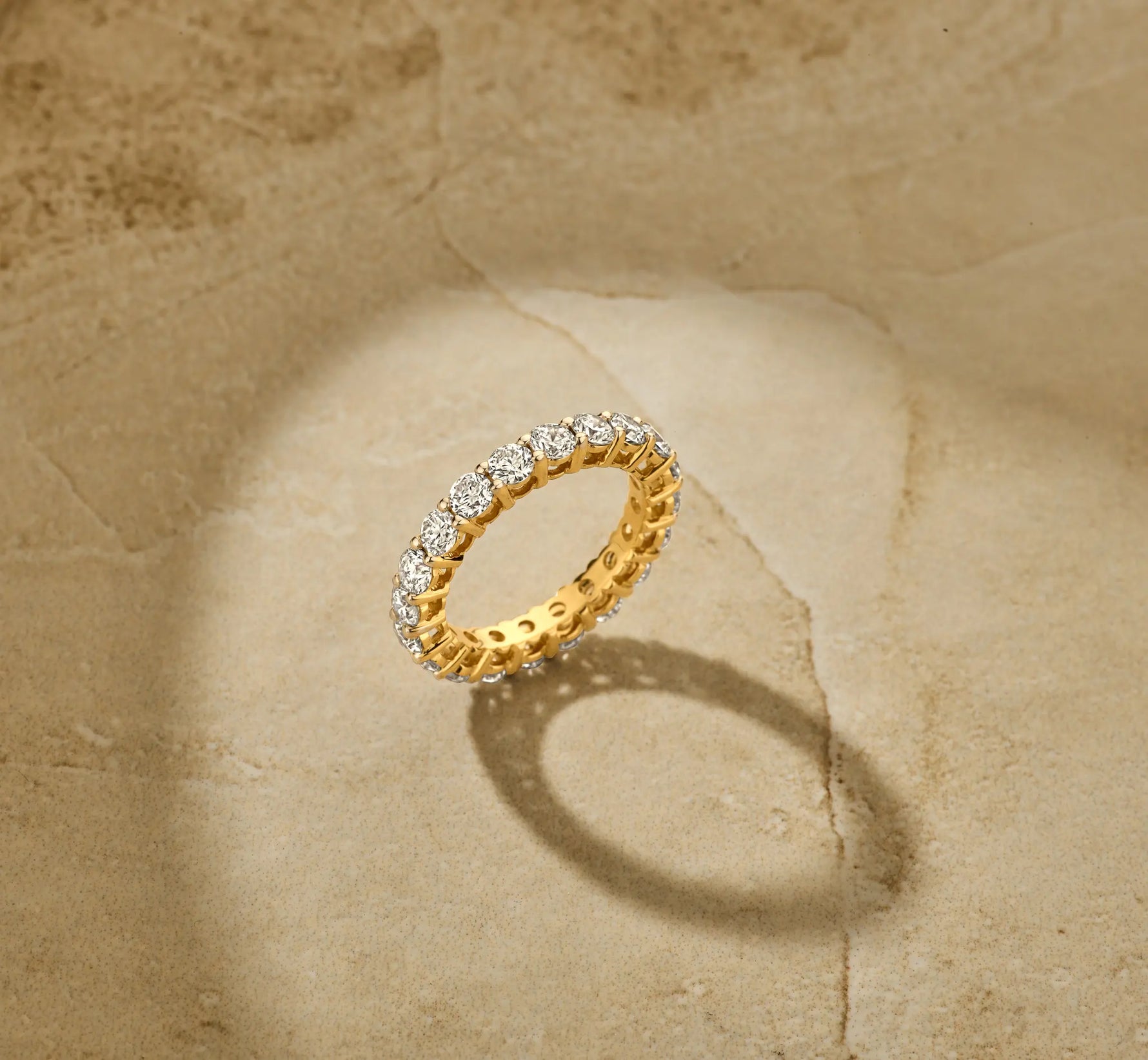 Louen Diamonds eternity ring 14k geelgoud met 2.8ct diamant in totaal als sfeerbeeld op zachte achtergrond