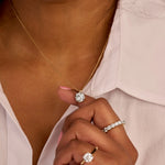 Model draag meerdere diamanten sieraden waaronder eternity ring 3ct diamant met 14k geelgoud en solitaire ring en collier ingezoomd