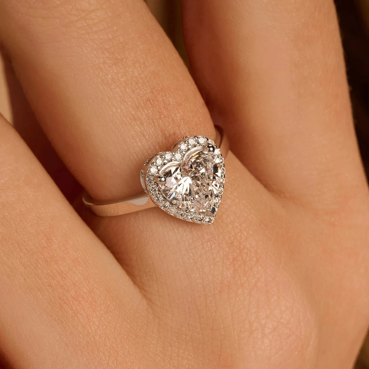 Hartvormige halo verlovingsring 2.0 ct in 14k witgoud aan de hand, op ware grootte (steen 8,0 mm)