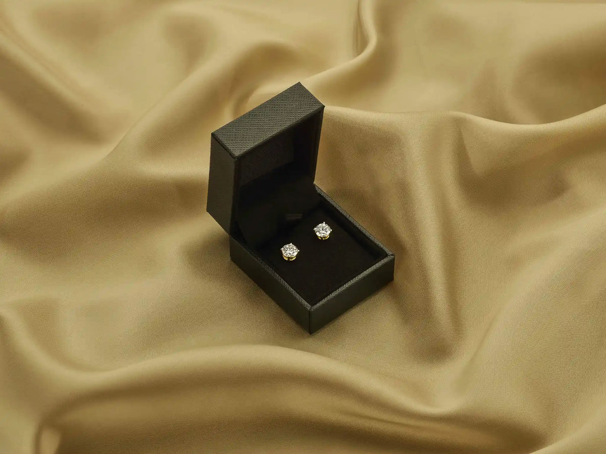 Foto van verpakking Louen diamonds luxe voor oorbellen en altijd als cadeau verpakt