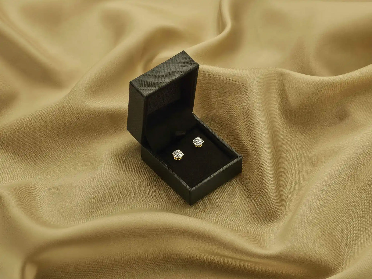 Foto van verpakking Louen diamonds luxe voor oorbellen en altijd als cadeau verpakt