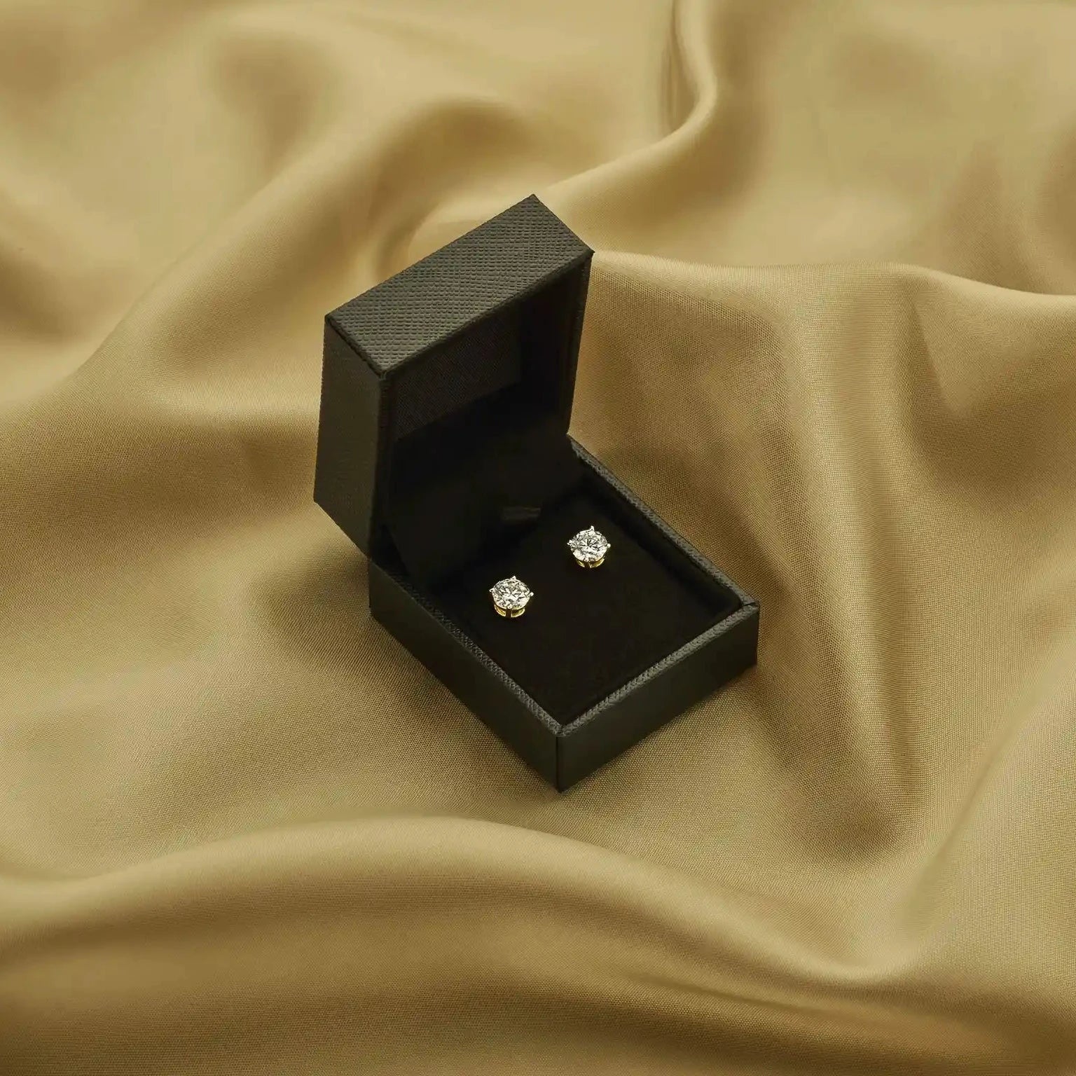 Foto van verpakking Louen diamonds luxe voor oorbellen en altijd als cadeau verpakt
