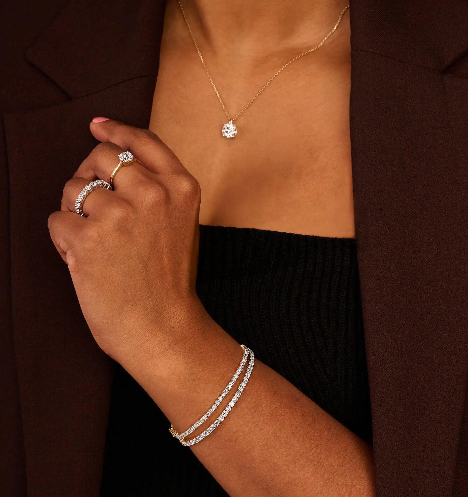 Louen diamonds sfeerbeeld van model met briljant gespelen diamanten sieraden solitaire en eternity met 14k goud