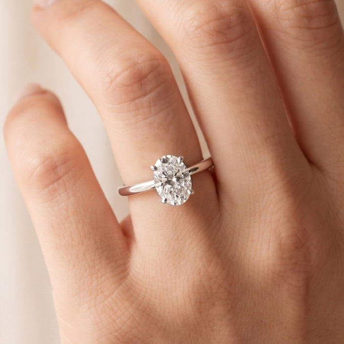 Ovale solitaire verlovingsring 1.5 ct in 14k witgoud aan de hand, op ware grootte (steen 9,5 mm)