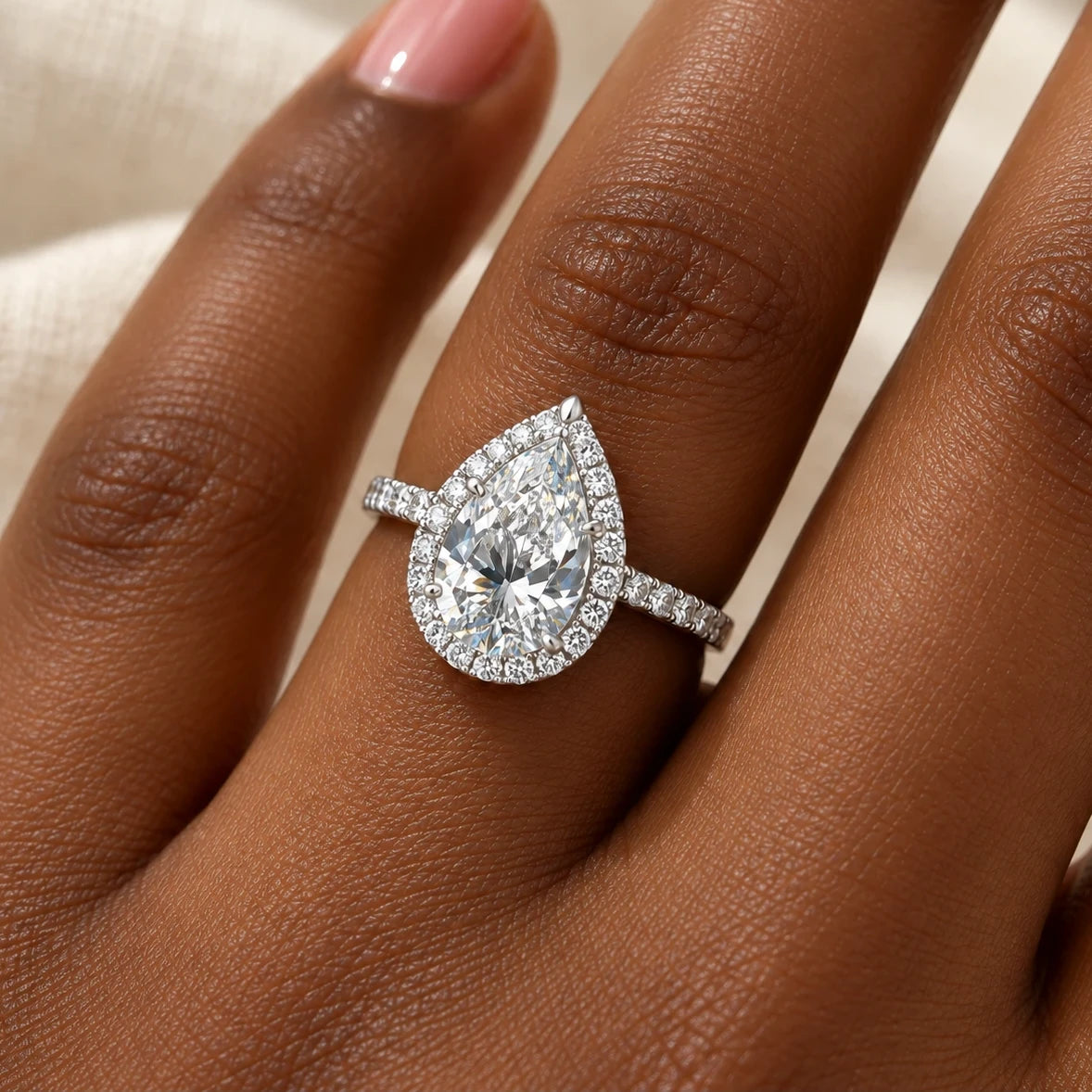 Peervormige halo verlovingsring met pavé band · 2.0 ct.
