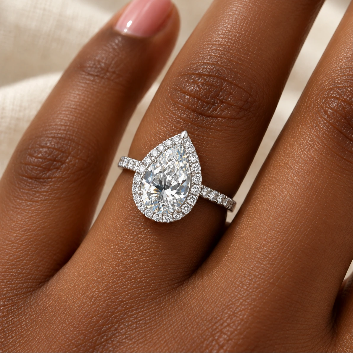 Peervormige halo verlovingsring met pavé band · 2.0 ct.
