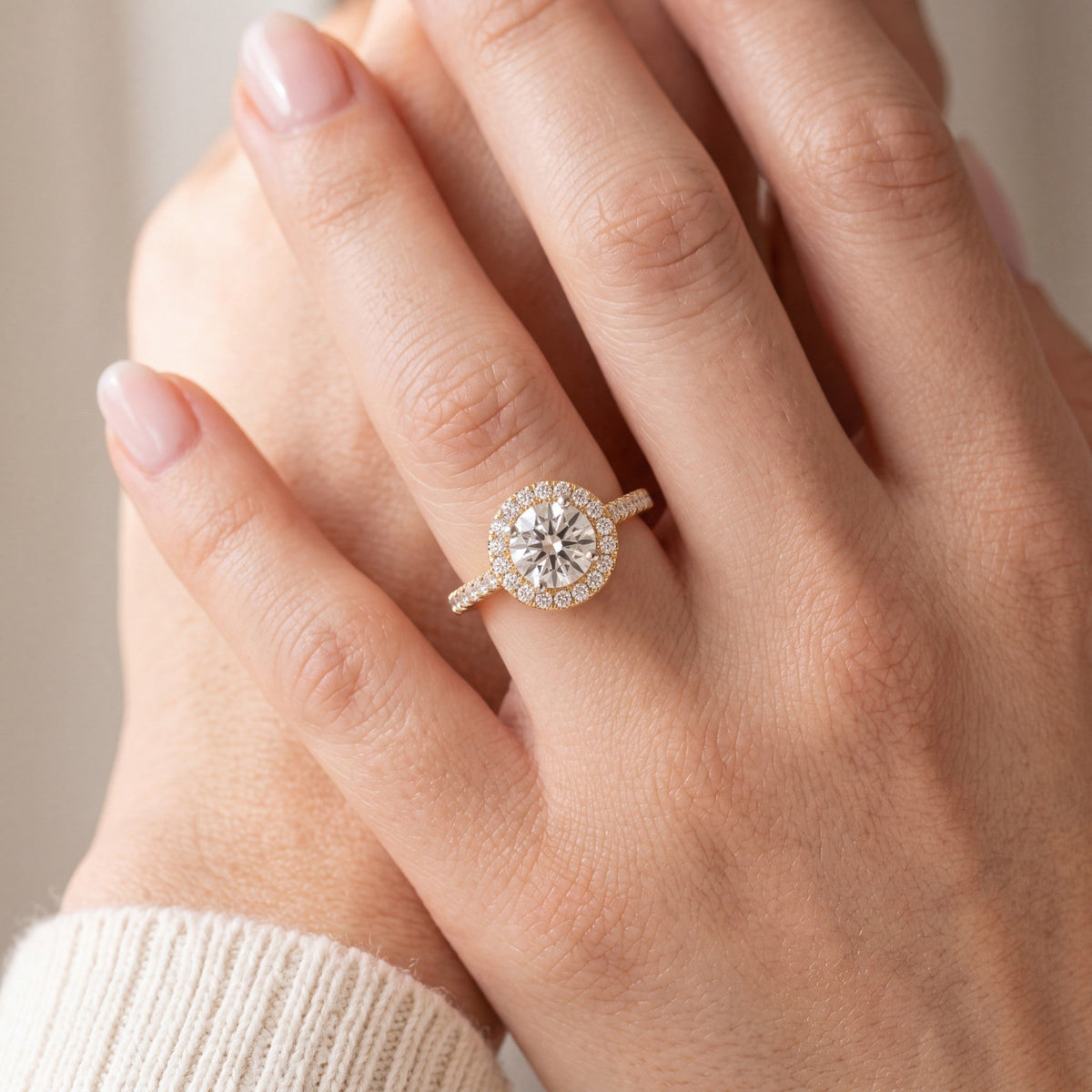 Ronde halo verlovingsring met pavé band 1.5 ct in 14k geelgoud om de hand