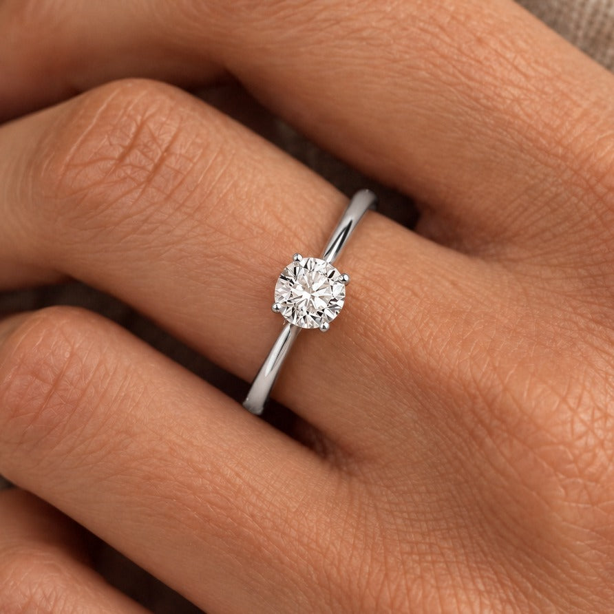 Ronde solitaire verlovingsring 0.5 ct in 14k witgoud aan de hand, op ware grootte (steen 5,2 mm)