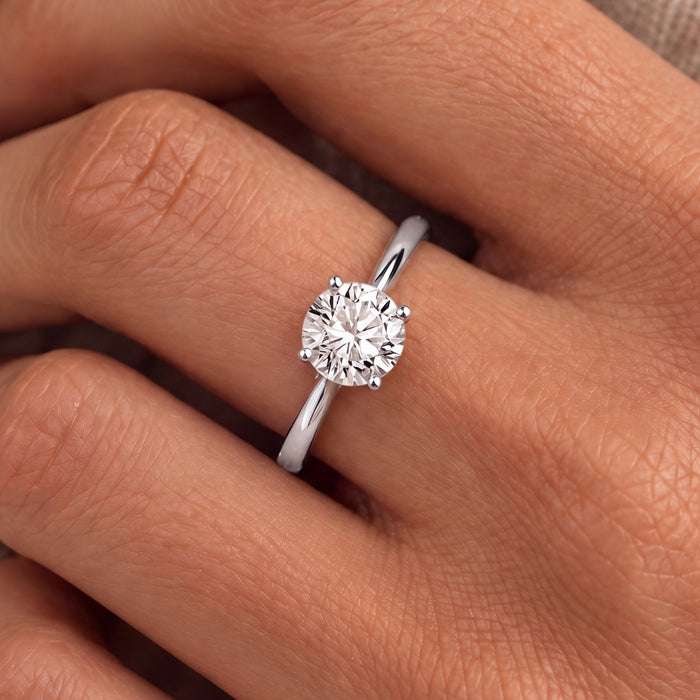 Ronde solitaire verlovingsring 1.0 ct in 14k witgoud aan de hand, op ware grootte (steen 6,7 mm)
