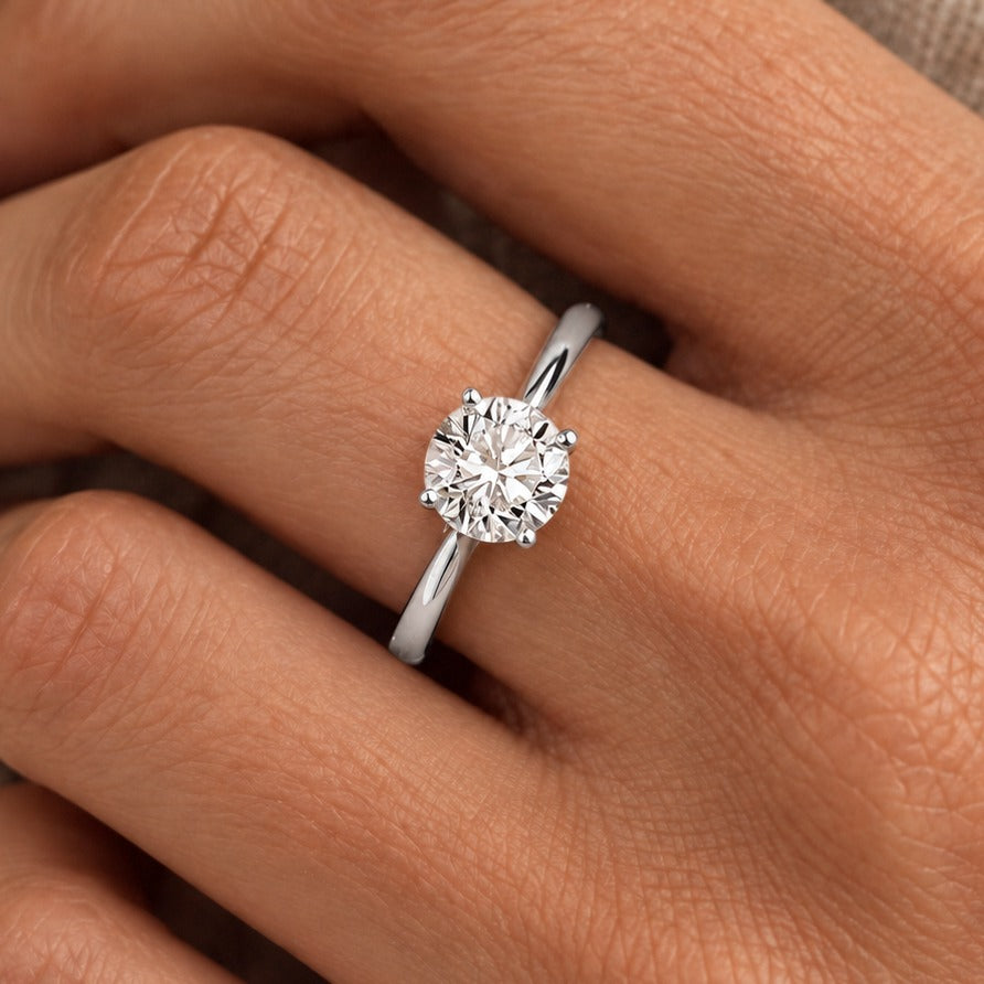 Ronde solitaire verlovingsring 1.0 ct in 14k witgoud aan de hand, op ware grootte (steen 6,7 mm)