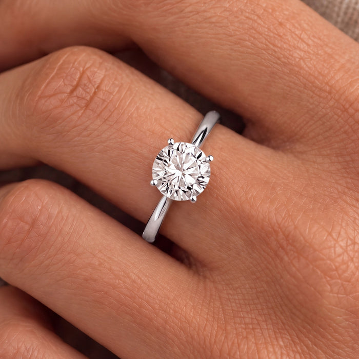 Ronde solitaire verlovingsring 1.5 ct in 14k witgoud aan de hand, op ware grootte (steen 7,4 mm)