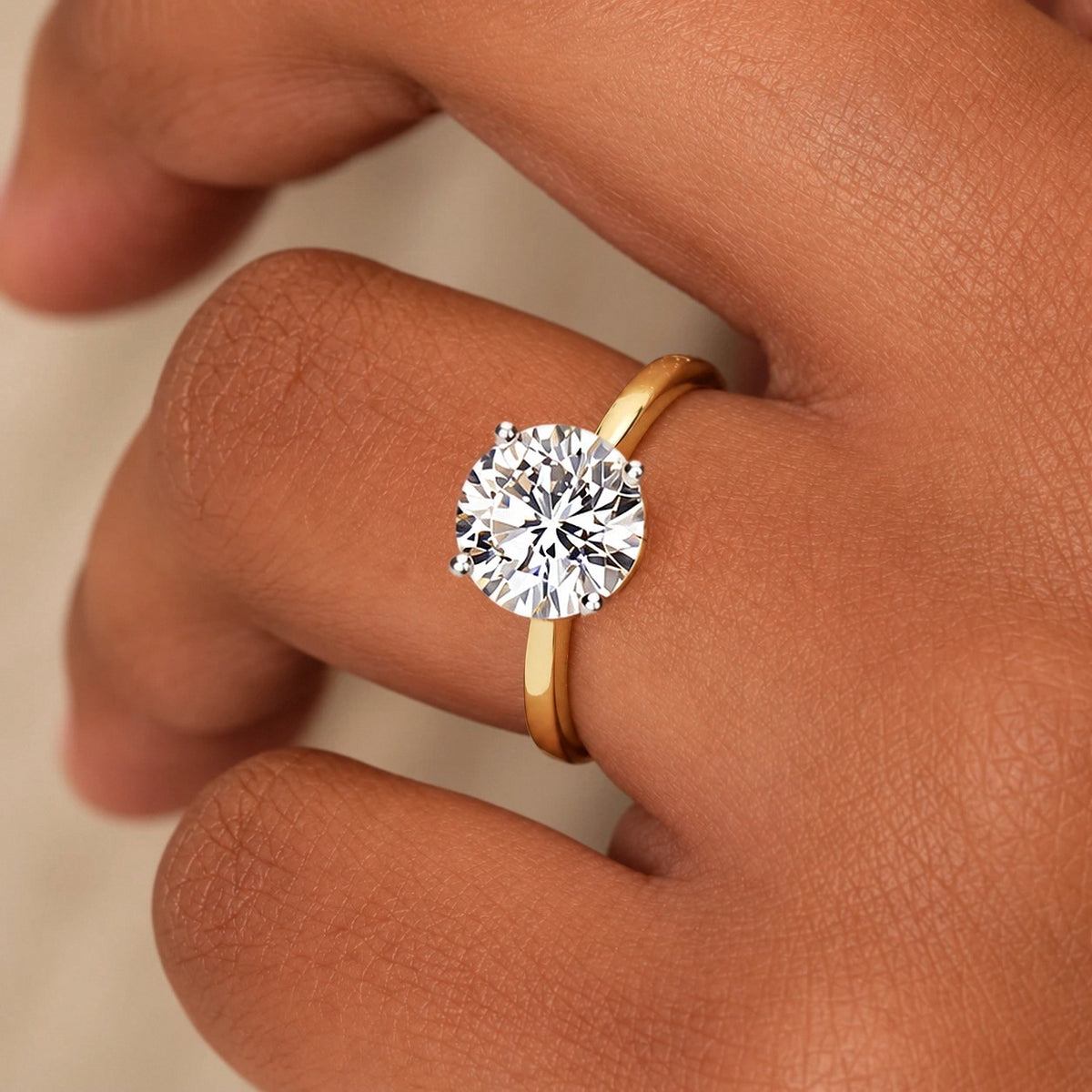 Ronde solitaire verlovingsring 2.0 ct in 14k geelgoud aan de hand, op ware grootte (steen 8,1 mm)