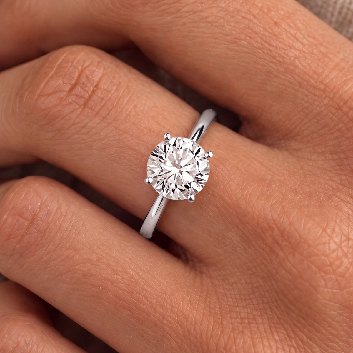 Ronde solitaire verlovingsring 2.0 ct in 14k witgoud aan de hand, op ware grootte (steen 8,1 mm)
