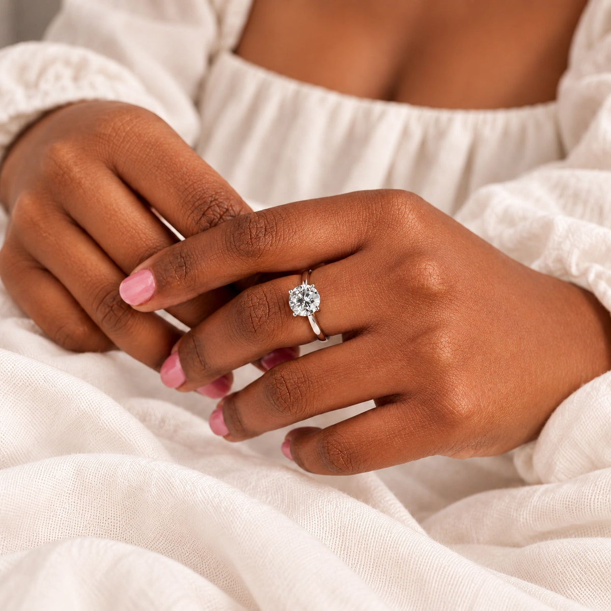 Ronde solitaire verlovingsring 2.0 ct in 14k witgoud gedragen, sfeerbeeld