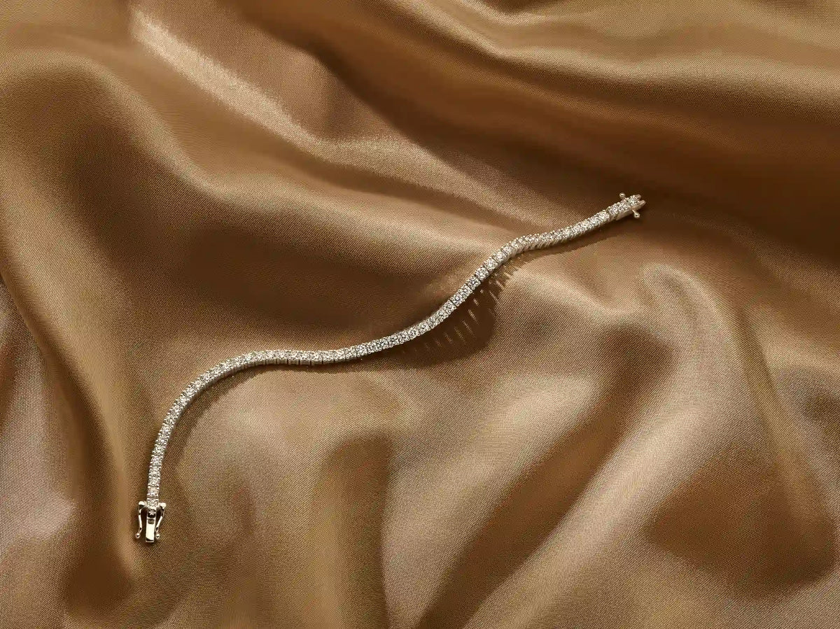 Louen Diamonds tennis armband 14k witgoud met 2.3ct diamant lab grown sfeerbeeld op beige achtergrond