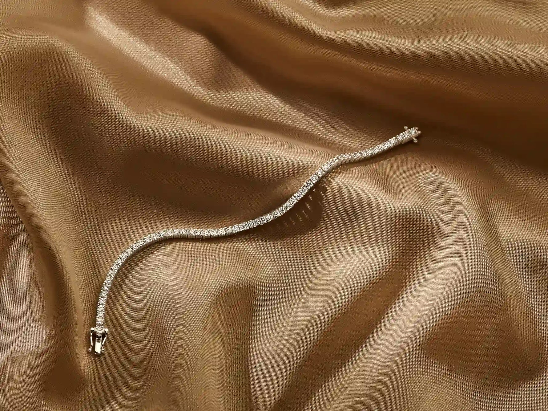 Louen Diamonds tennis armband 14k witgoud met 2.3ct diamant lab grown sfeerbeeld op beige achtergrond