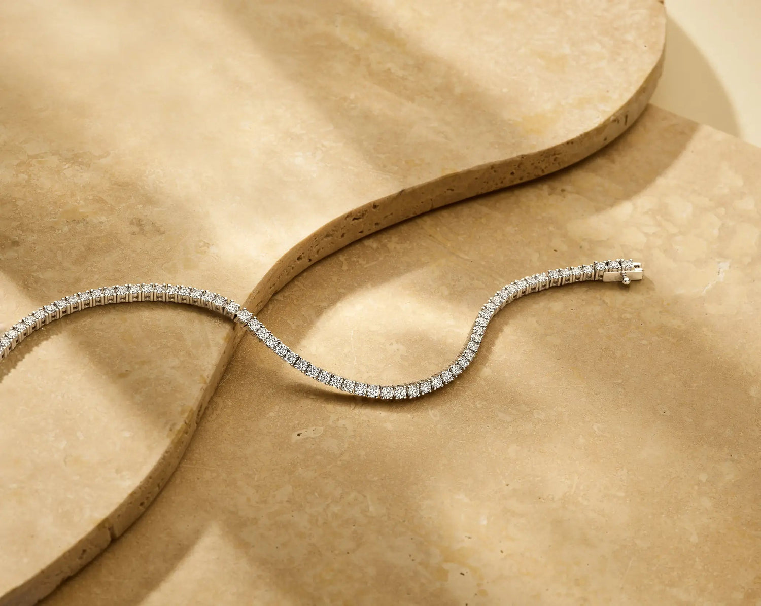 Louen Diamonds tennis armband 14k witgoud met 4.5ct diamant lab grown sfeerbeeld op beige achtergrond